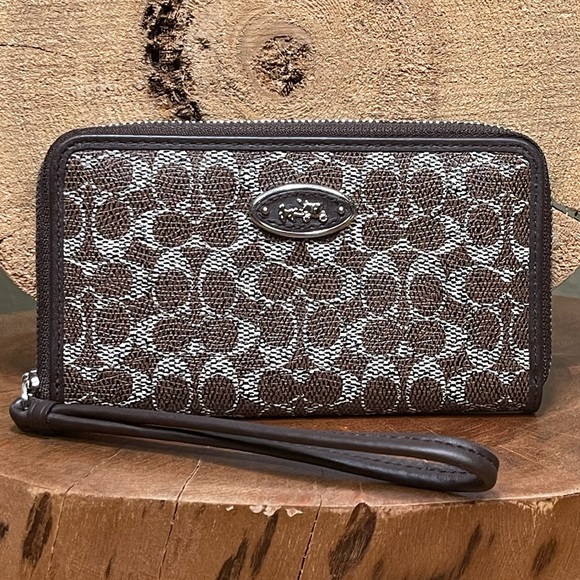 Coach Handbags - FINAL PRICE!!! COACH Signature Medium Wallet Wristlet